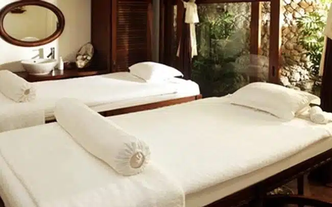 Authentic Spa mang đến dịch vụ chăm sóc sắc đẹp hiện đại và tiên tiến và liệu pháp "đá nóng kết hợp Aroma".