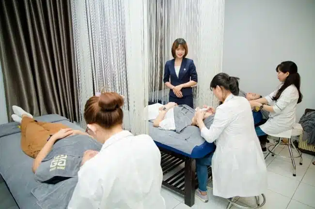 Học viện thẩm mỹ New Gem cung cấp khóa học spa chuyên nghiệp có giảng viên kèm cặp sát sao.