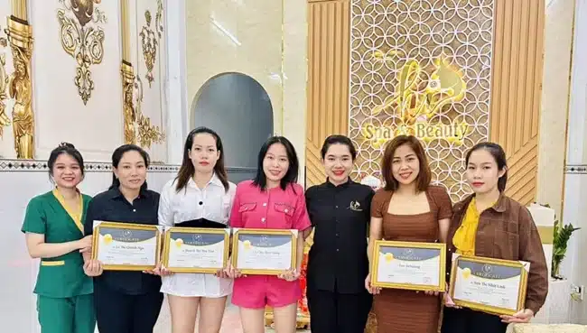 Cấp bằng cho học viên hoàn thành khóa học gội đầu dưỡng sinh. | Nguồn: Hi Spa