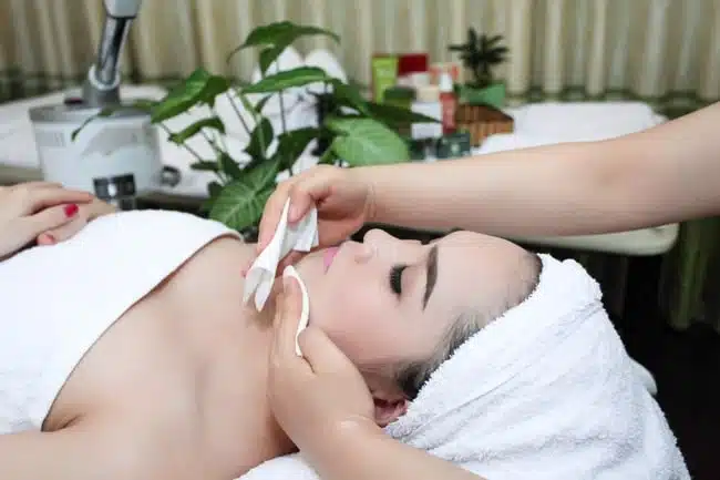 Tại SAHO Beauty Academy học viên đang thực hành chăm sóc da chuyên sâu trên người mẫu thật để nâng cao tay nghề. 