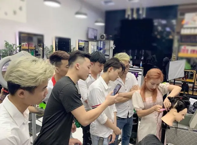 ĐỨC HẢI Hair Salon & Academy tận tình hỗ trợ, nâng cao tay nghề học viên.