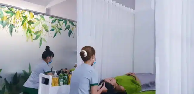 Học viên đang thực hành gội dưỡng sinh trên khách hàng thực tế. | Nguồn: Cỏ Spa