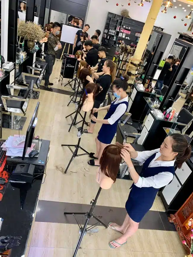 Hair Salon Phong Cách trung tâm đào tạo nghề tóc chuyên nghiệp từ cơ bản đến nâng cao.