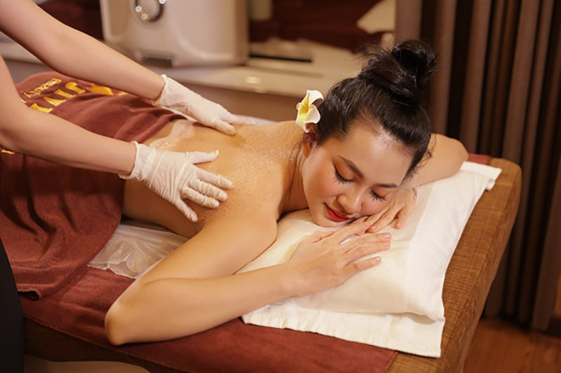 Hình Ảnh Top View Của Cô Gái Trẻ Xinh Đẹp Nằm Trên Bàn Massage