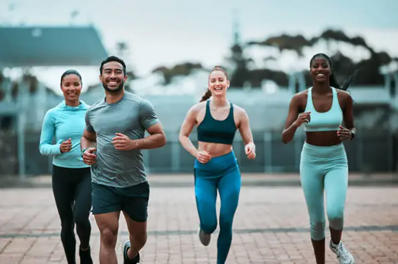 Hình ảnh nhóm thanh niên đang tích cực chạy bộ tập thể dục