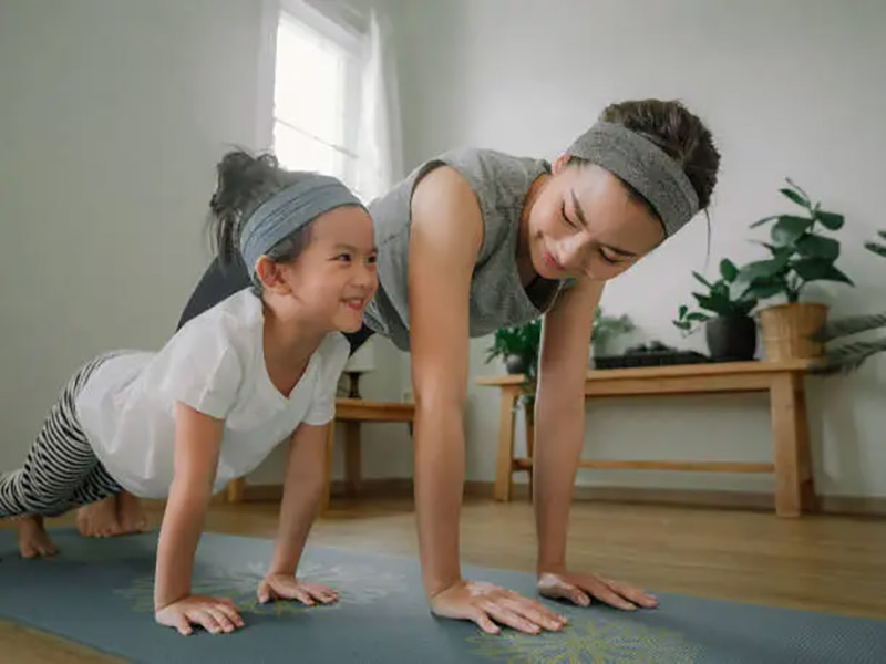 Hình ảnh cô gái tập thể dục cùng với con gái tại nhà.