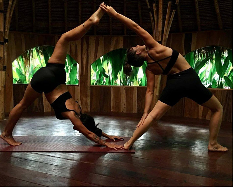 Bộ 2 tranh treo phòng Yoga “Đường nét uyển chuyển” đẹp, hợp phong thủy