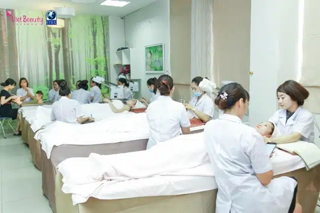 Tại VietBeauty Academy học viên được thực hành trên người thật giúp nhanh chóng nâng cao tay nghề.