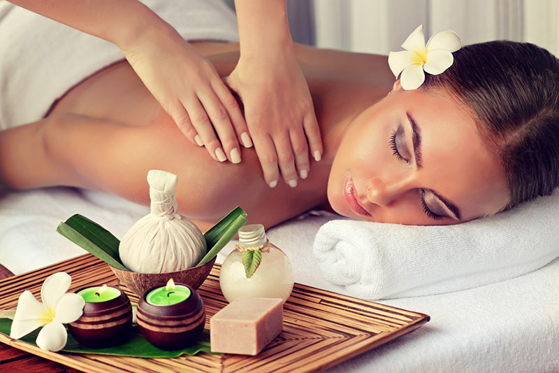 Hình massage body đá muối: Liệu pháp tuyệt vời cho mọi làn da