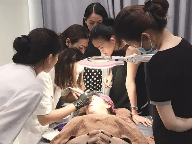 SAHO Beauty Academy đào tạo chuyên nghiệp giúp học viên ra trường có thể dễ dàng xin việc làm với thu nhập cao.