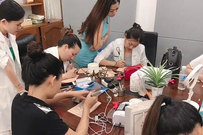 SAHO Beauty Academy đào tạo chuyên nghiệp giúp học viên ra trường có thể dễ dàng xin việc làm với thu nhập cao.