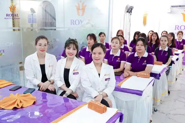 Học viện Thẩm mỹ Royal là nơi quy tụ đội ngũ giảng viên có nhiều năm kinh nghiệm trong ngành spa làm đẹp.