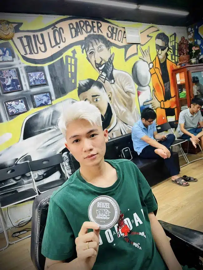 Đội ngũ nhân viên Huy Lộc Barber Shop trẻ tuổi và giàu kinh nghiệm theo kịp xu hướng thời trang.