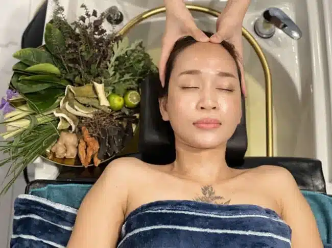 Học viên được học kỹ thuật massage trị liệu làm thư giãn cơ thể. | Nguồn: Cỏ Spa