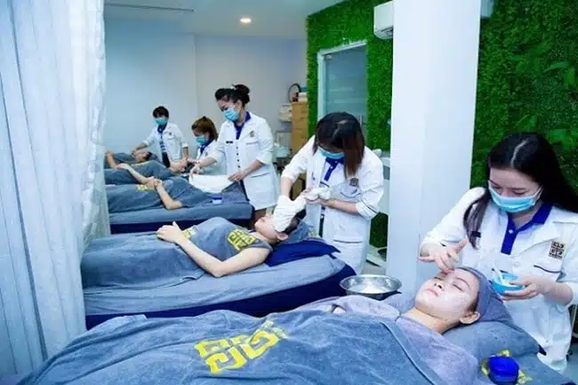 Tokyo spa đào tạo chuyên nghiệp với trang thiết bị hiện đại và đội ngũ chuyên viên có trình độ chuyên môn cao.