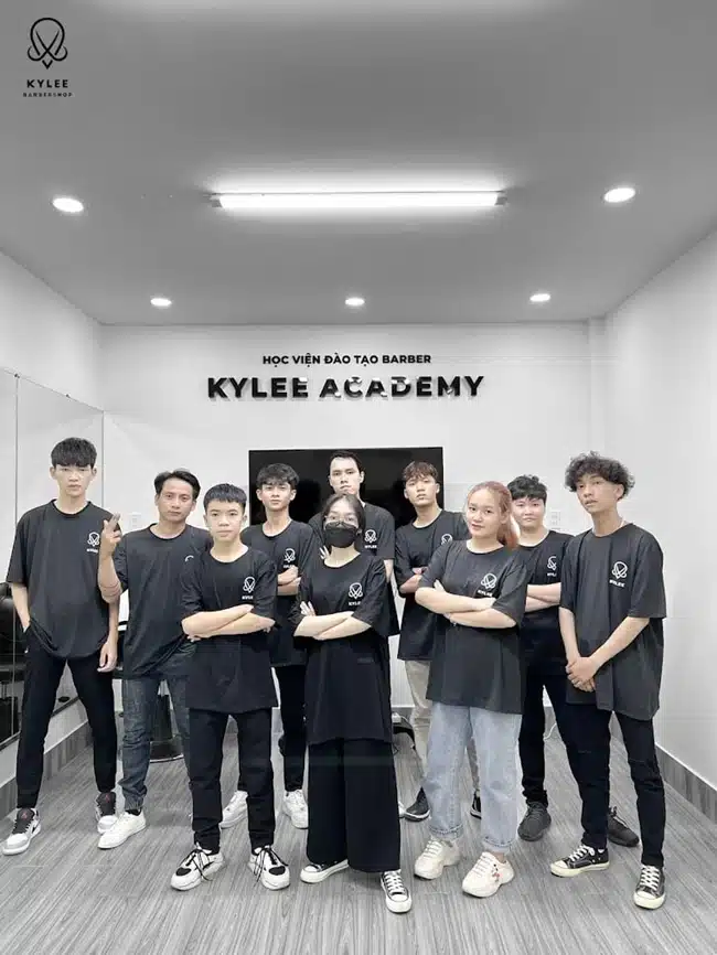 Ky Lee Barber Academy là nơi đào tạo và mở khóa học cắt tóc nam chuyên nghiệp được đông đảo học viên đánh giá cao.