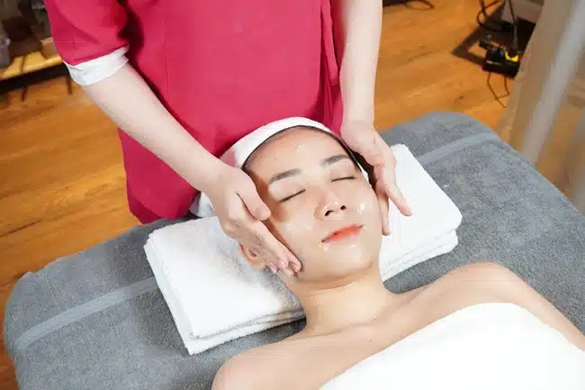 Lê Ngân Beauty Spa cung cấp liệu trình làm đẹp chuyên nghiệp với đội ngũ nhân viên nhiệt tình và chuyên nghiệp.