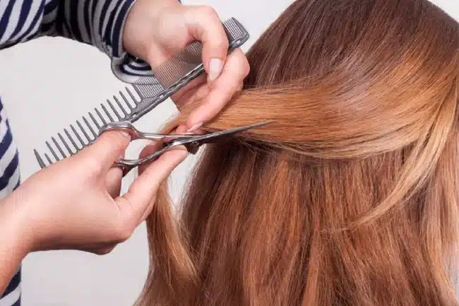 Học viên sẽ được phụ việc tại salon để nâng cao kỹ năng đồng thời kiếm thêm thu nhập | Nguồn ảnh: Internet