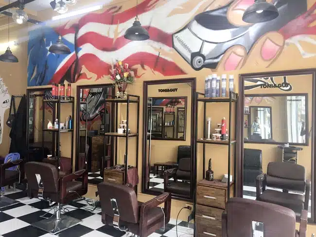 Men's Barber Shop trung tâm dạy học nghề tóc chất lượng với các cam kết uy tín sau khi ra trường.