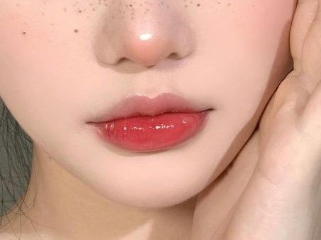 Đôi môi mỏng đẹp nhẹ nhàng phù hợp với nhiều lối makeup.