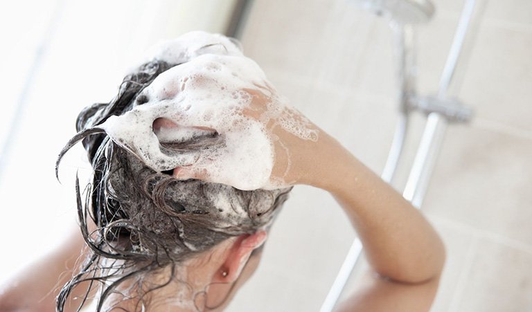 Sau 3 ngày kể từ khi nhuộm tóc là bạn đã có thể sử dụng dầu gội để gội đầu nhé. | Nguồn: Internet