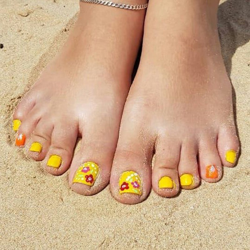 Tổng hợp các mẫu móng chân màu vàng đẹp nhất