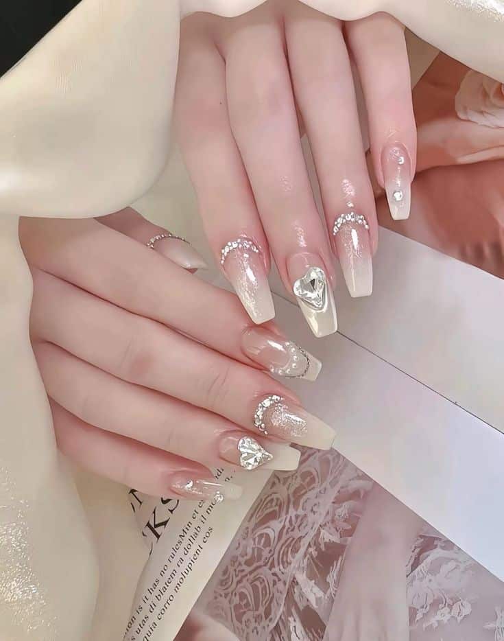 Mẫu nail sơn màu trong suốt đính đá vô cùng xinh xắn.