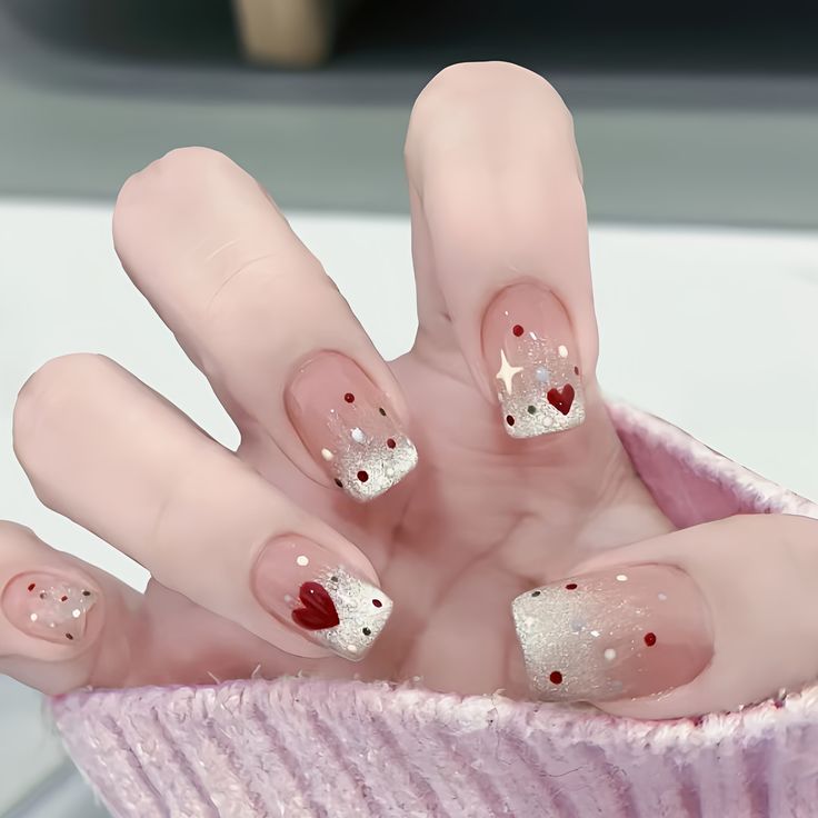 Mẫu nail ngắn màu trong suốt với hoạ tiết đáng yêu.