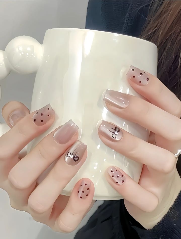 Mẫu nail trong suốt thiết kế đơn giản nhưng vô cùng thu hút.