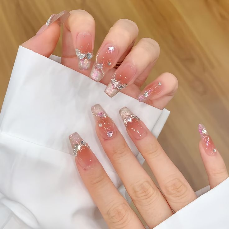 Mẫu nail ombre màu hồng nhẹ nhàng, quý phái.