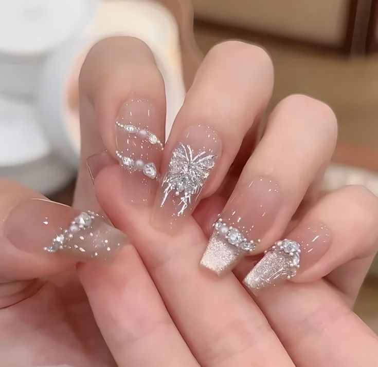 Mẫu nail đính đá đã và đang được rất nhiều người yêu thích.