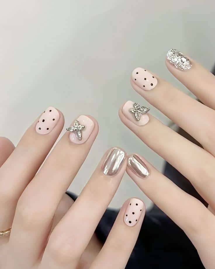 Mẫu nail thiết kế tinh tế và hiện đại.