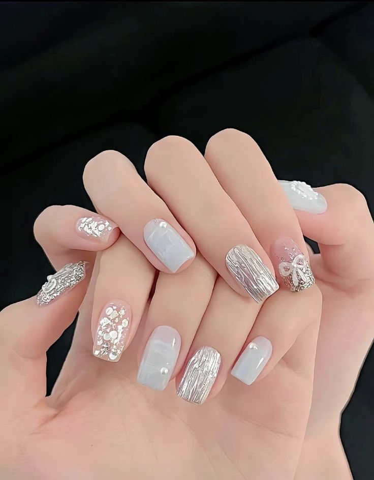 Mẫu nail ngắn thiết kế nhiều hoạ tiết bắt mắt.