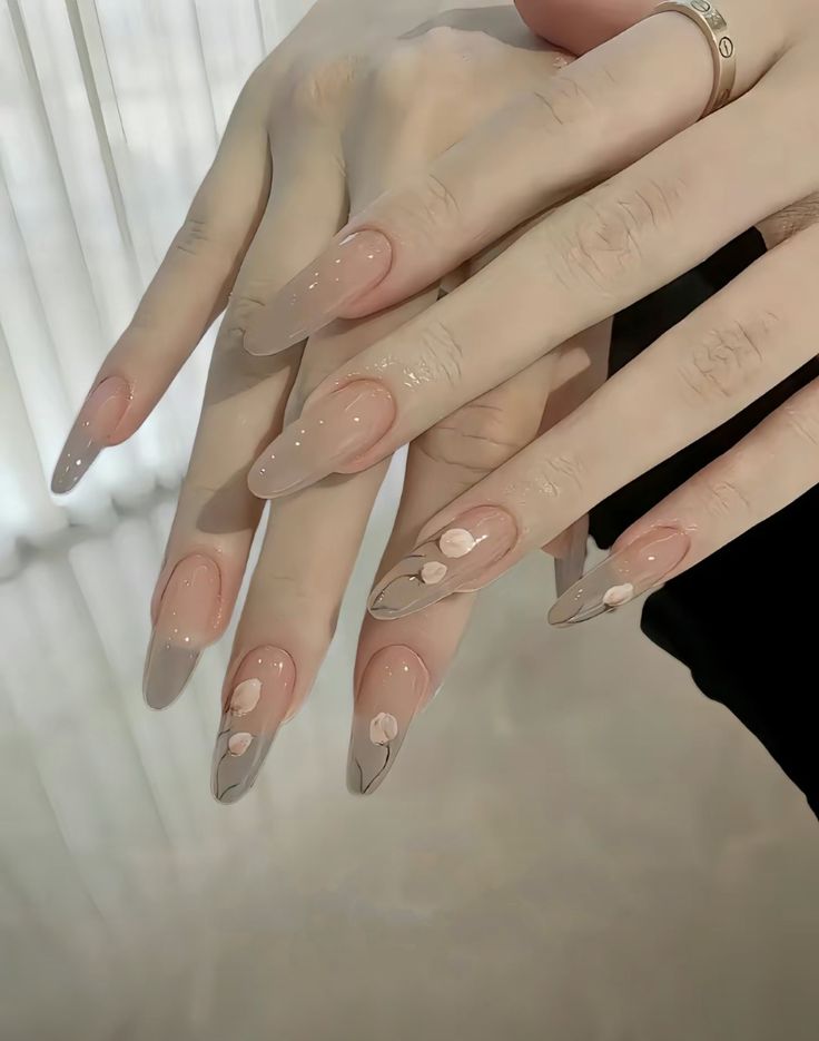 Mẫu nail hình hoa tulip hottrend, xinh đẹp.