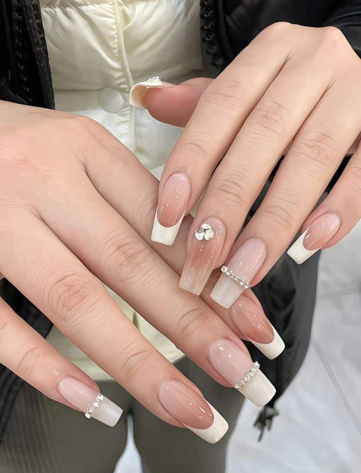 Mẫu nail dài thiết kế tone màu trắng sang trọng, thu hút.