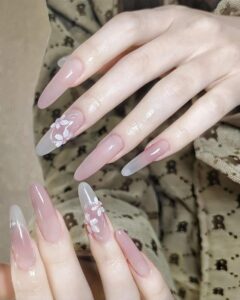 Mẫu nail hồng nhạt, nhẹ nhàng, thanh lịch.