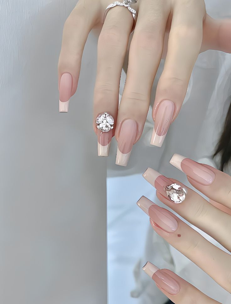 Mẫu nail dài thiết kế đơn giản đính đá vô cùng thanh lịch.