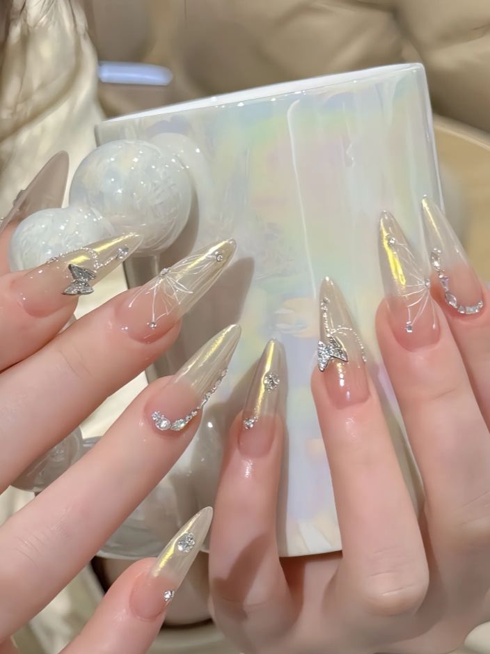 Mẫu nail dài đính đá kiểu dáng sang trọng.