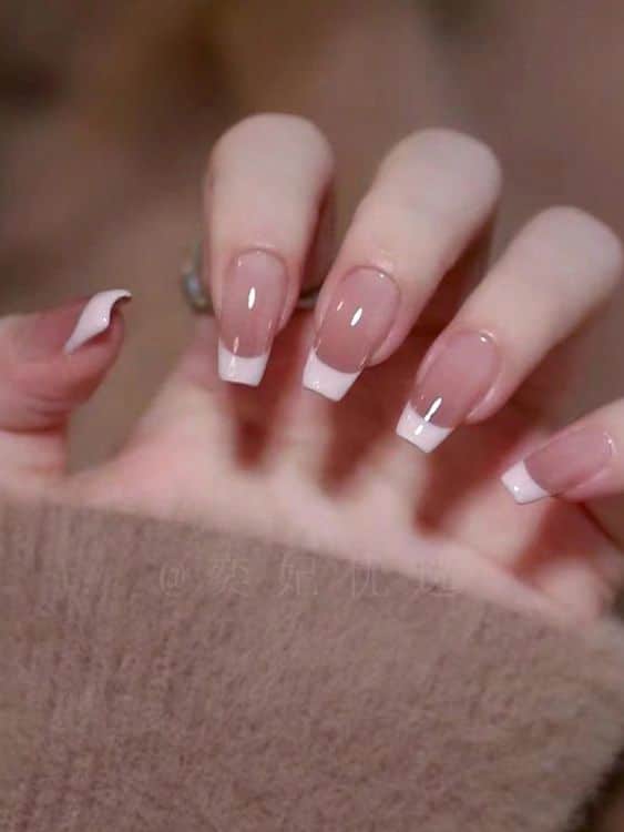 Mẫu nail thiết kế đơn giản vô cùng xinh xắn.