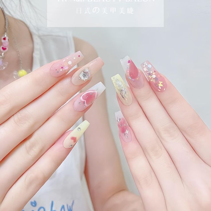 Mẫu nail dài hoạ tiết dễ thương.