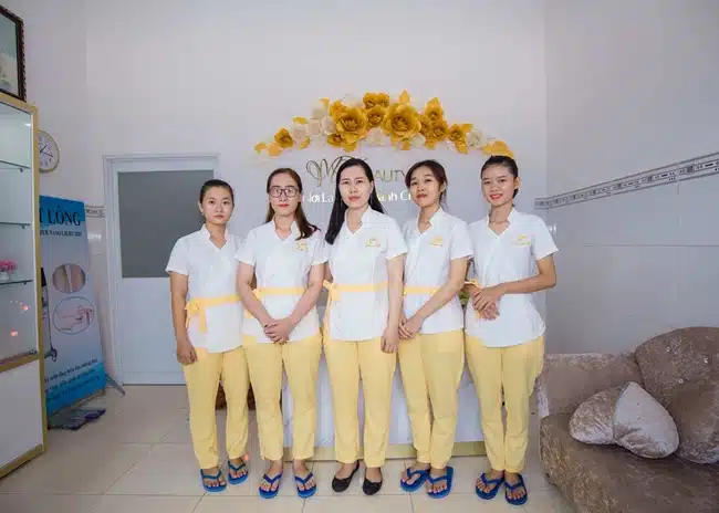 MT Beauty & Spa sỡ hữu đội ngũ kỹ thuật viên chăm sóc da chuyên nghiệp có nhiều năm kinh nghiệm trong ngành làm đẹp.