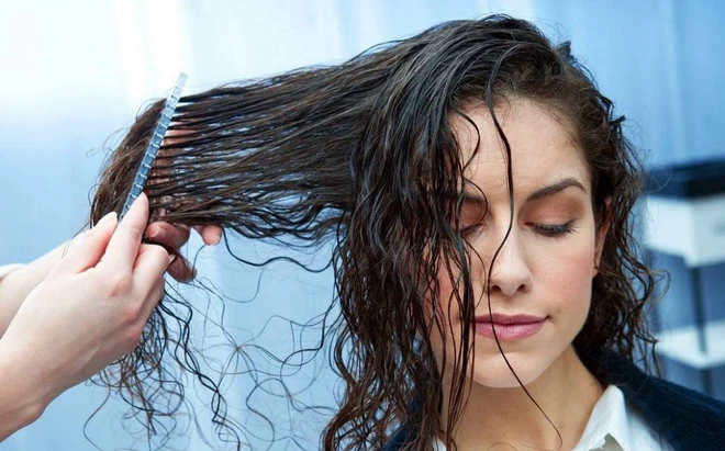 Tác hại của việc tạo kiểu khi tóc còn ướt