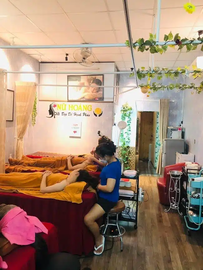 Nữ Hoàng Spa Tân Phú cung cấp dịch vụ làm đẹp chuyên nghiệp giúp khách hàng nhanh chóng lấy lại làn da mịn màng, khỏe mạnh.