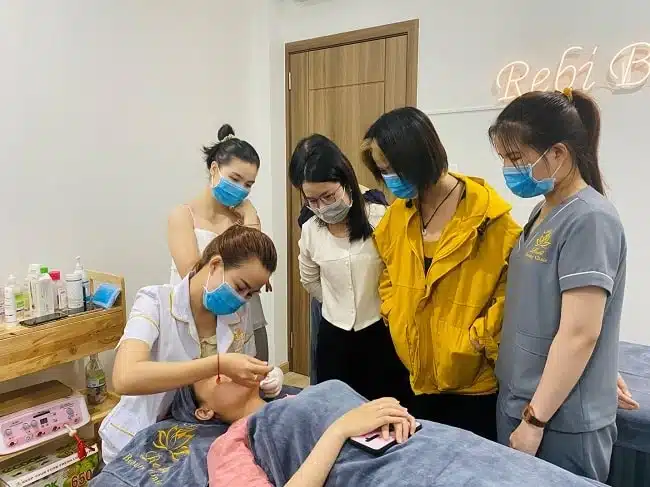 Học viện Thẩm mỹ Rebi Beauty cung cấp các khóa học chăm sóc da chuyên sâu hỗ trợ học viên tốt nghiệp với tay nghề thành thạo.