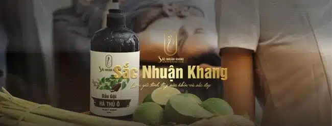 Sắc Nhuận Khang sử dụng sản phẩm gội đầu được chiết xuất từ dược liệu thiên nhiên.