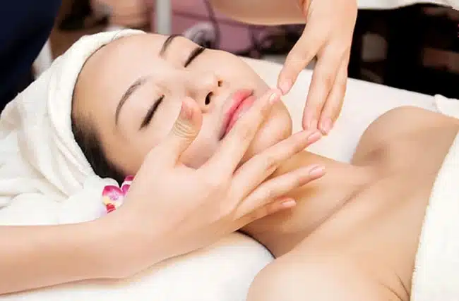 Sakura Spa sử dụng các sản phẩm cao cấp Nhật Bản như Meiya và Sakura cùng với các dược phẩm tự nhiên để chăm sóc da.