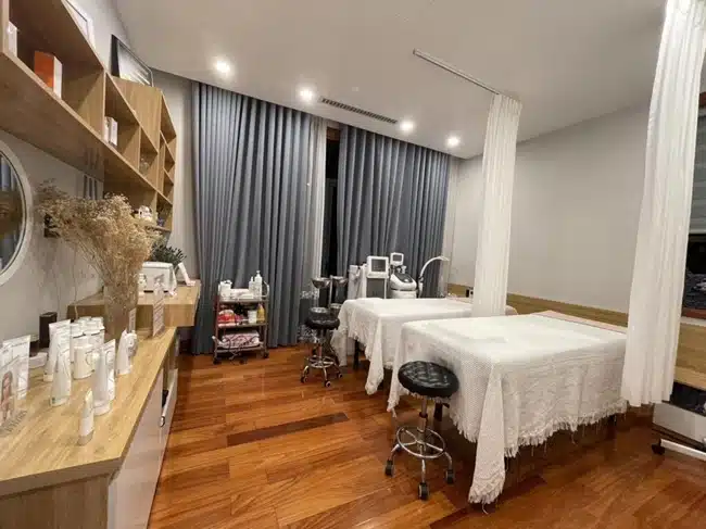 Thẩm Mỹ Viện Ngân Anh  gội đầu dưỡng sinh kết hợp giữa kỹ thuật massage dưỡng sinh và bấm huyệt đông y.