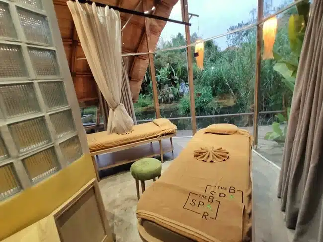 The Spa Bar sử dụng 100% nguyên liệu tự nhiên kết hợp với các phương pháp đặc biệt mang lại cảm giác thư giãn tốt nhất cho khách hàng.