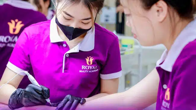 Tại Học viện Thẩm mỹ Royal, học viên sẽ được thực hành trực tiếp trên mẫu thật để rèn luyện tay nghề.