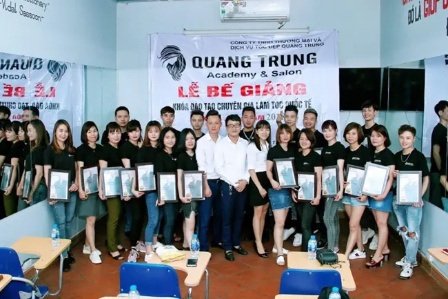 Trung Tâm Đào Tạo Nghề Tóc Quang Trung dạy nghề tóc với đội ngũ giáo viên dày kinh nghiệm, khoá học chất lượng với nhiều kỹ thuật từ cơ bản đến chuyên môn cao.